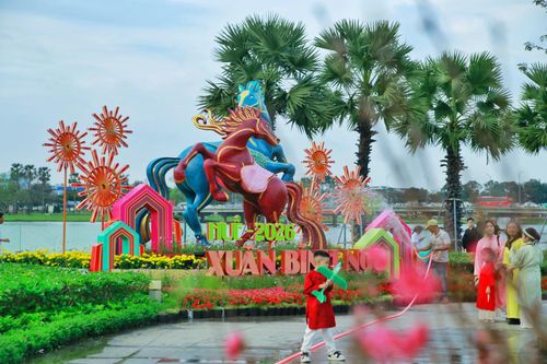 Dân Huế xúng xính áo dài đến hội xuân chụp ảnh cùng linh vật ngựa bên sông Hương