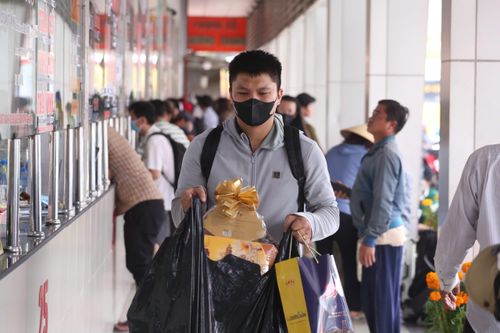Ngày làm việc cuối trước kỳ nghỉ Tết, bến xe ở TP.HCM chật kín người về quê