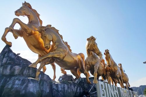 Ngắm cụm linh vật 'Bát mã truy phong' bên bờ vịnh di sản ở Quảng Ninh