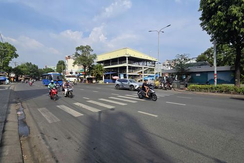 Cửa ngõ sân bay, bến xe Miền Đông khác lạ chiều 26 Tết