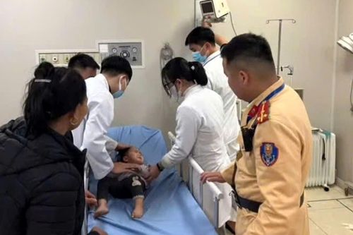 Cảnh sát giao thông Lào Cai mở đường đưa cháu bé bị ngã từ tầng 2 đi cấp cứu