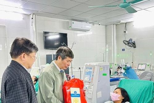 Trao quà Tết tặng bệnh nhân BHYT có hoàn cảnh khó khăn