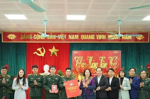 Lãnh đạo xã Cổ Đô thăm, chúc Tết các đơn vị trực Tết Nguyên đán 2026