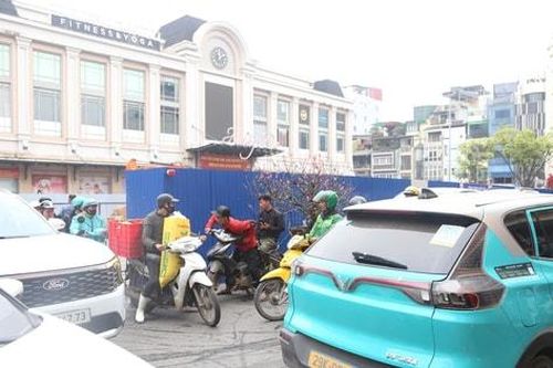 Phân luồng giao thông phục vụ xây dựng bể điều tiết ngầm khu vực chợ Hàng Da