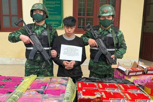 Lào Cai: Cõng hàng trăm kg pháo lậu qua sông về Việt Nam, thanh niên 20 tuổi bị tóm gọn