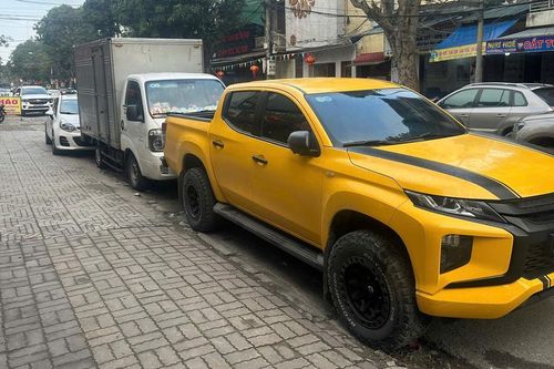 Công an hòa giải vụ khóa đầu, đuôi xe tải đậu chắn cửa hàng cận Tết gây tranh cãi khốc liệt trên mạng xã hội