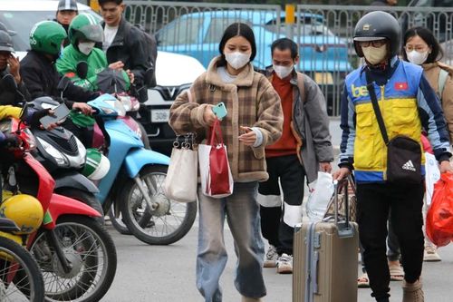 Hà Nội: Người dân 'tay xách nách mang' về quê đón Tết, cửa ngõ Thủ đô ùn tắc