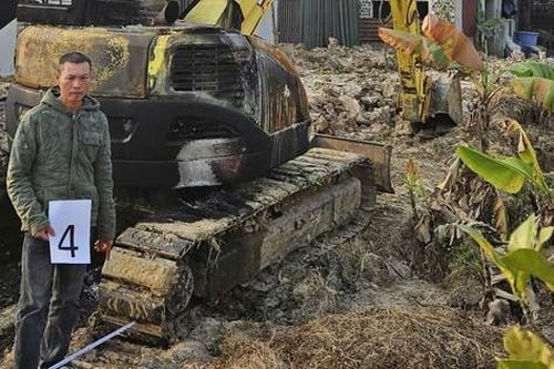 Mâu thuẫn trong làm ăn, người đàn ông mang xăng đốt máy xúc