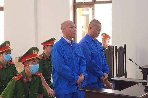 Mặc kệ hành khách la hét, hai lái xe đuổi nhau kinh hoàng trên cao tốc