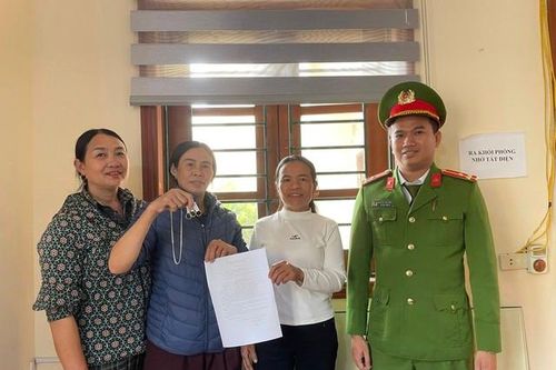 Nhặt được túi vàng ngày giáp Tết, hai phụ nữ tìm người trả lại