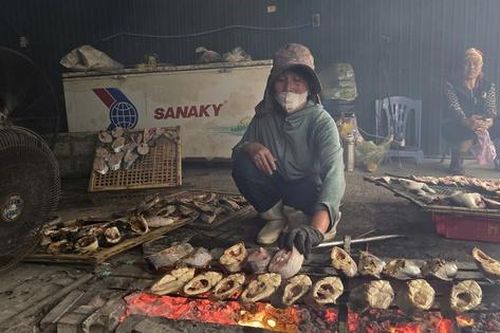 Làng cá nướng Cửa Lò thức cùng lửa Tết