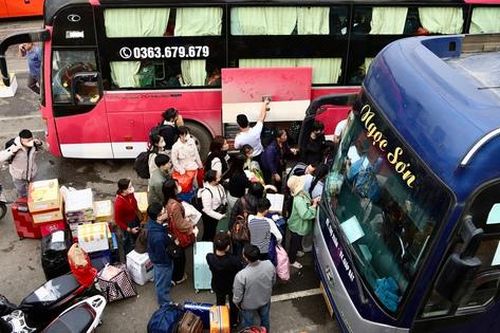Người dân chen chân lên xe về quê đón Tết, các bến xe Hà Nội dự kiến tăng khách gấp 3 đến 4 lần