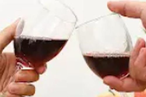 Rượu bia ngày Tết: Nguy cơ tiềm ẩn với người đang dùng thuốc điều trị bệnh mạn tính