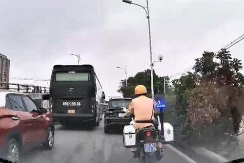 Đau quặn bụng trên xe giữa đường tắc kín, bệnh nhân được CSGT ứng cứu