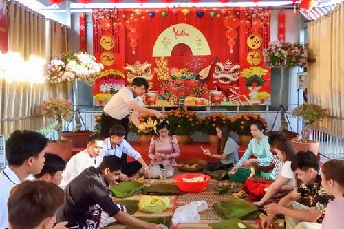 Lưu học sinh quốc tế trải nghiệm Tết Việt
