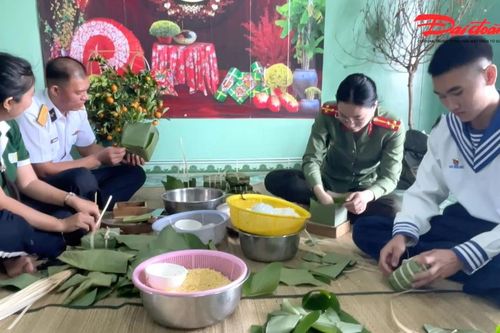 Chiến sĩ nhà giàn DK1 gói bánh chưng ăn Tết