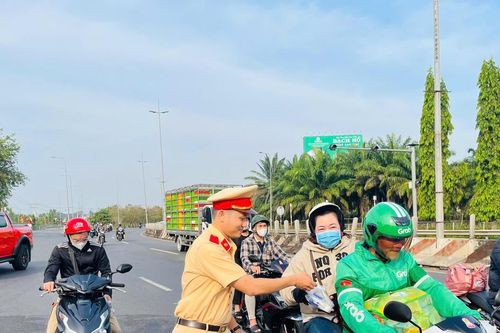 Tiếp sức người dân về quê đón Tết bằng những phần quà nghĩa tình