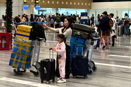 Trả hết nợ sau 10 năm, gia đình ở TP.HCM háo hức bay về quê ăn Tết