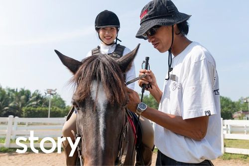 Một ngày 'chạy sô' đưa khách cưỡi ngựa, chụp ảnh Tết ở TP.HCM