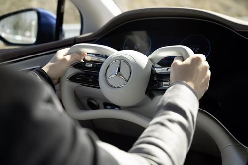 Sau cửa điện, đến vô lăng Yoke bị cấm