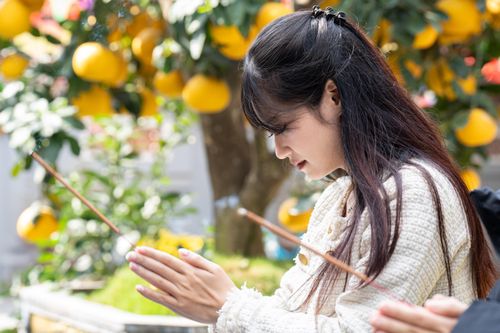 Valentine sát Tết, chùa cầu duyên nổi tiếng trầm lắng bất ngờ