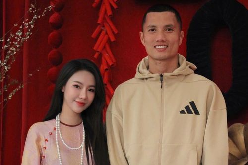 Đình Triệu kỷ niệm 3 năm cưới, Văn Hậu khoe hình vợ ở biệt thự chục tỷ