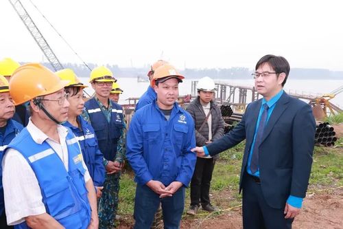 Động viên người lao động tại các công trình trọng điểm nối đôi bờ sông Hồng