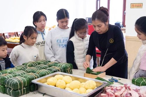 Rộn ràng không khí gói bánh chưng đón Tết ở Bắc Kinh, Trung Quốc
