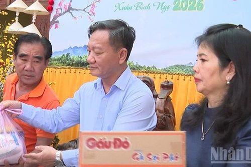Cộng đồng người Việt Nam tại Lào chia sẻ Tết đầm ấm