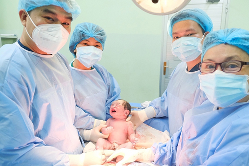 Cán bộ, đảng viên được khuyến khích gương mẫu sinh con