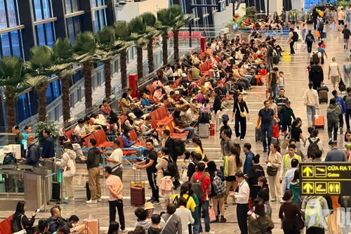 TP Hồ Chí Minh: Sân bay, bến xe đông nghịt người về quê đón Tết