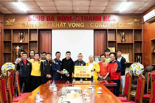 Cổ động viên tiếp sức hơn 370 triệu đồng cho CLB Đông Á Thanh Hóa