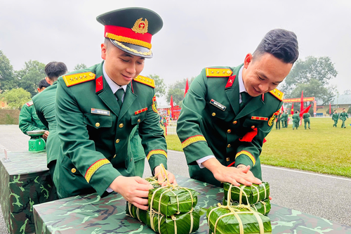Trung đoàn 98: Rộn ràng Hội thi gói bánh chưng mừng Xuân Bính Ngọ