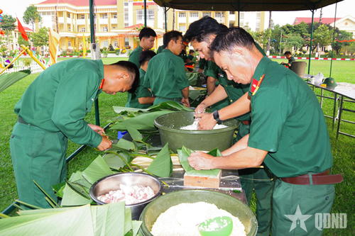 Lữ đoàn Tăng thiết giáp 26 (Quân khu 7) rộn ràng 'Gói bánh chưng xanh'