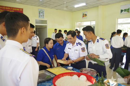 Hải đoàn 42 (Bộ tư lệnh Vùng Cảnh sát biển 4) thi gói, nấu bánh chưng xanh