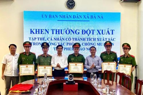 Khen thưởng các lực lượng phát hiện, bắt giữ hơn 1 tạ pháo nổ mua bán trái phép