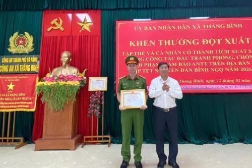 Khen thưởng thành tích làm rõ 2 vụ tàng trữ pháo trái phép