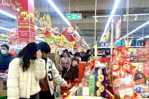 Giá cả 'leo thang', vợ chồng trẻ chật vật sắm Tết