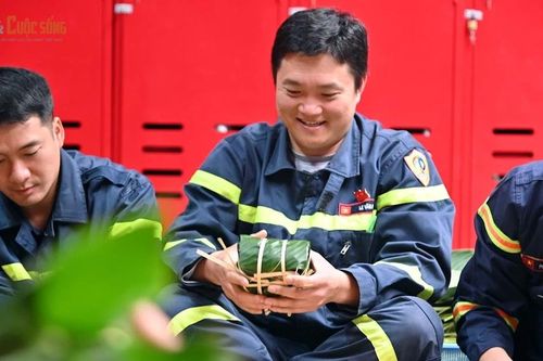 Lính cứu hỏa Thủ đô gói bánh chưng, trực chiến đảm bảo bình yên ngày Tết