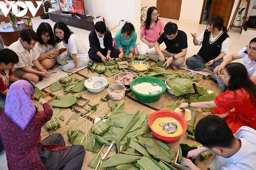 Người trẻ tìm lại 'hồn Tết' từ việc gói bánh chưng