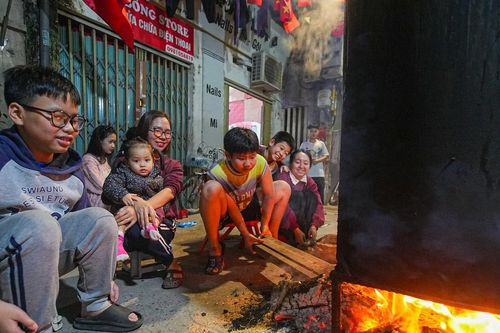 Người Hà Nội xuyên đêm canh bánh chưng đón Tết