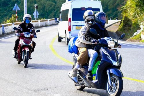 Dòng người lỉnh kỉnh hành lý vượt đèo Hải Vân về quê đón Tết