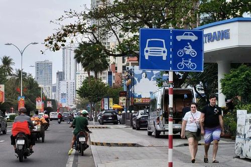Cho phép ô tô lưu thông chung làn xe máy trên đường Trần Phú ở Nha Trang