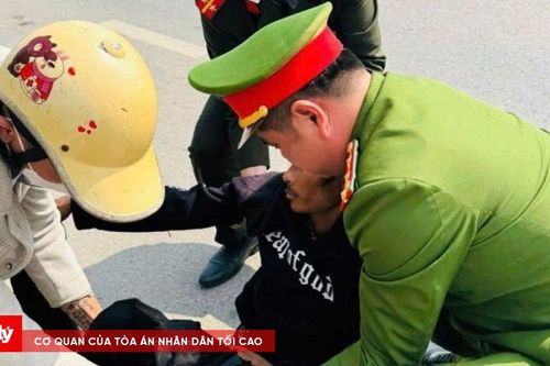 Người đàn ông nằm gục trên đường khi về quê ăn Tết