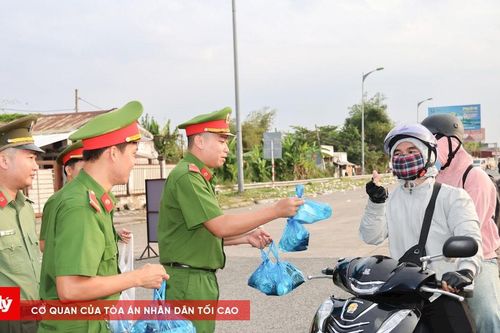 Công an TP Cần Thơ tiếp sức người dân về quê đón Tết