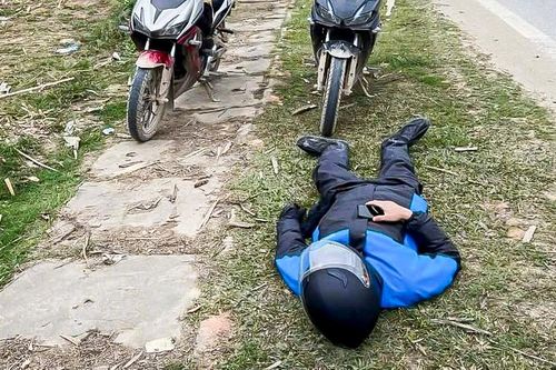 Vợ chồng vượt 600km bằng xe máy về quê ăn Tết và món quà xúc động sau lưng