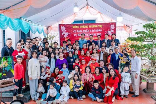 Đại gia đình 198 người ở Phú Thọ gây sốt vì bức ảnh xếp 6 hàng dịp Tết