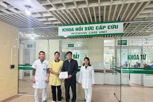 Em Tòng Văn Khánh được xuất viện về nhà đón Tết cùng gia đình