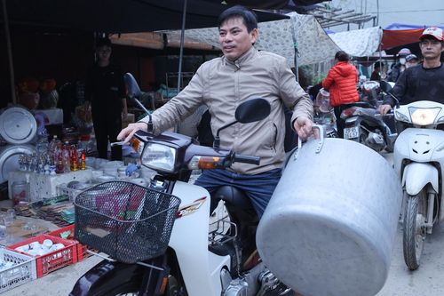Bên trong phiên chợ cuối cùng của năm Ất Tỵ ở Hà Nội