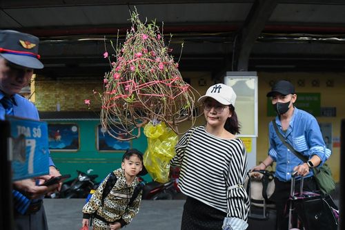 Sân ga ngày đầu nghỉ Tết nhộn nhịp, hành khách hối hả lên tàu về phương Nam